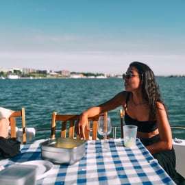 Lisbona: Tour privato in catamarano di lusso con drink di benvenuto