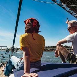 Lisbona: Crociera in barca a vela con vista sulla città con bevande e snack