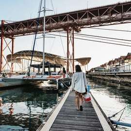 Lisbona: Tour in catamarano al tramonto con musica e bevande