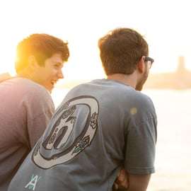 Lisbona: Tour in barca al tramonto con musica e bevande