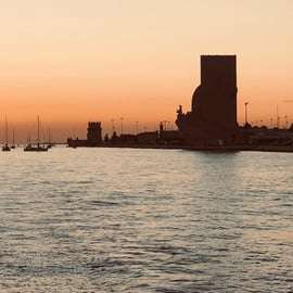 Lisbona: tour in barca al tramonto – Crociera nell'ora d'oro con drink di benvenuto