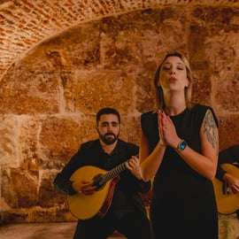 Lisbona: Spettacolo di Fado con vino in un luogo storico
