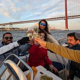 Lisbona: Tour privato in barca d'epoca - Naviga con stile