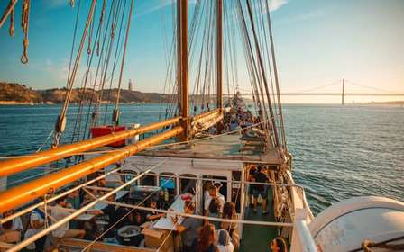 Lisbona: Festa in barca al tramonto con DJ dal vivo e ingresso al night club