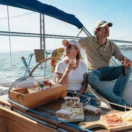 Lisbona: Crociera in barca a vela con vista sulla città con bevande e snack