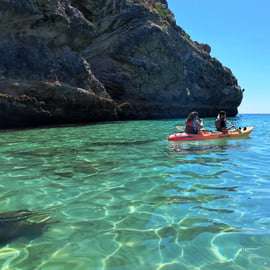 Sesimbra: spiaggia di Ribeiro Cavalo, grotte e tour in kayak di Arrábida
