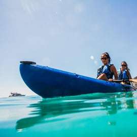 Sesimbra: tour guidato in kayak del parco naturale di Arrabida e delle grotte