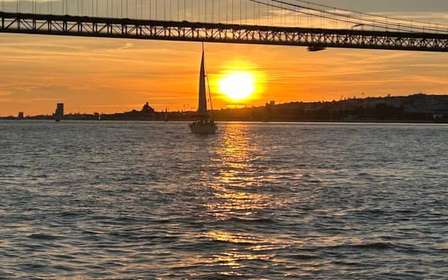 Lisbona: navigazione al tramonto con vino portoghese e snack (gruppo piccolo)