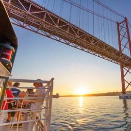 Lisbona: Tour al tramonto sul fiume Tago con spuntini e bevande