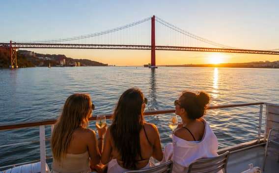 Lisbona: Tour al tramonto sul fiume Tago con spuntini e bevande