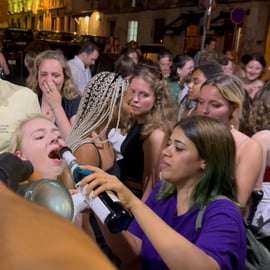 Lisbona Pub Crawl: Bevande e shot illimitati e ingresso al club V.I.P.