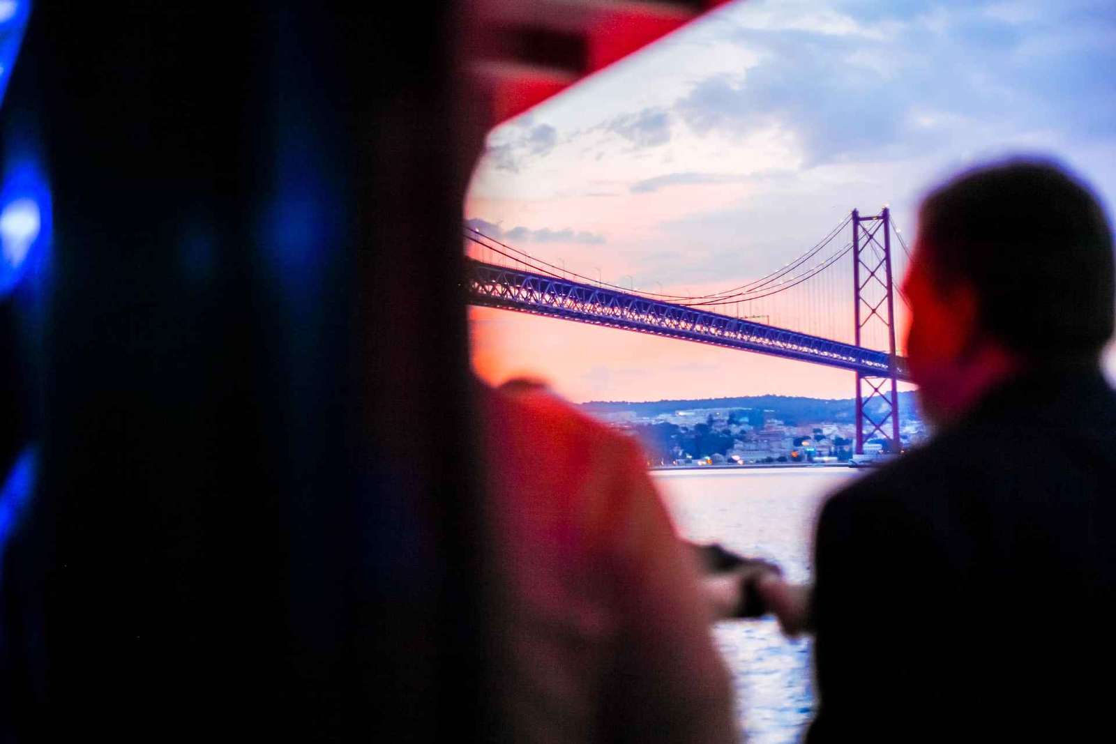 Lisbona: Crociera notturna con DJ e Open Bar