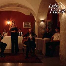 Lisbona: spettacolo serale intimo di musica fado dal vivo con vino Porto