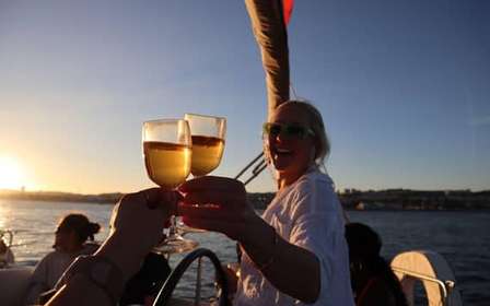 Lisbona: tour in barca a vela al tramonto, vino e storia (max 10)