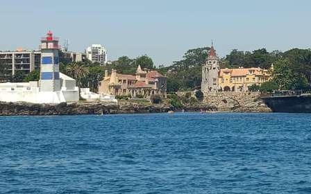 I segreti della costa di Cascais: crociera di 90 minuti con bevande gratuite