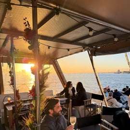 Lisbona: Tour in catamarano al tramonto con musica e bevande
