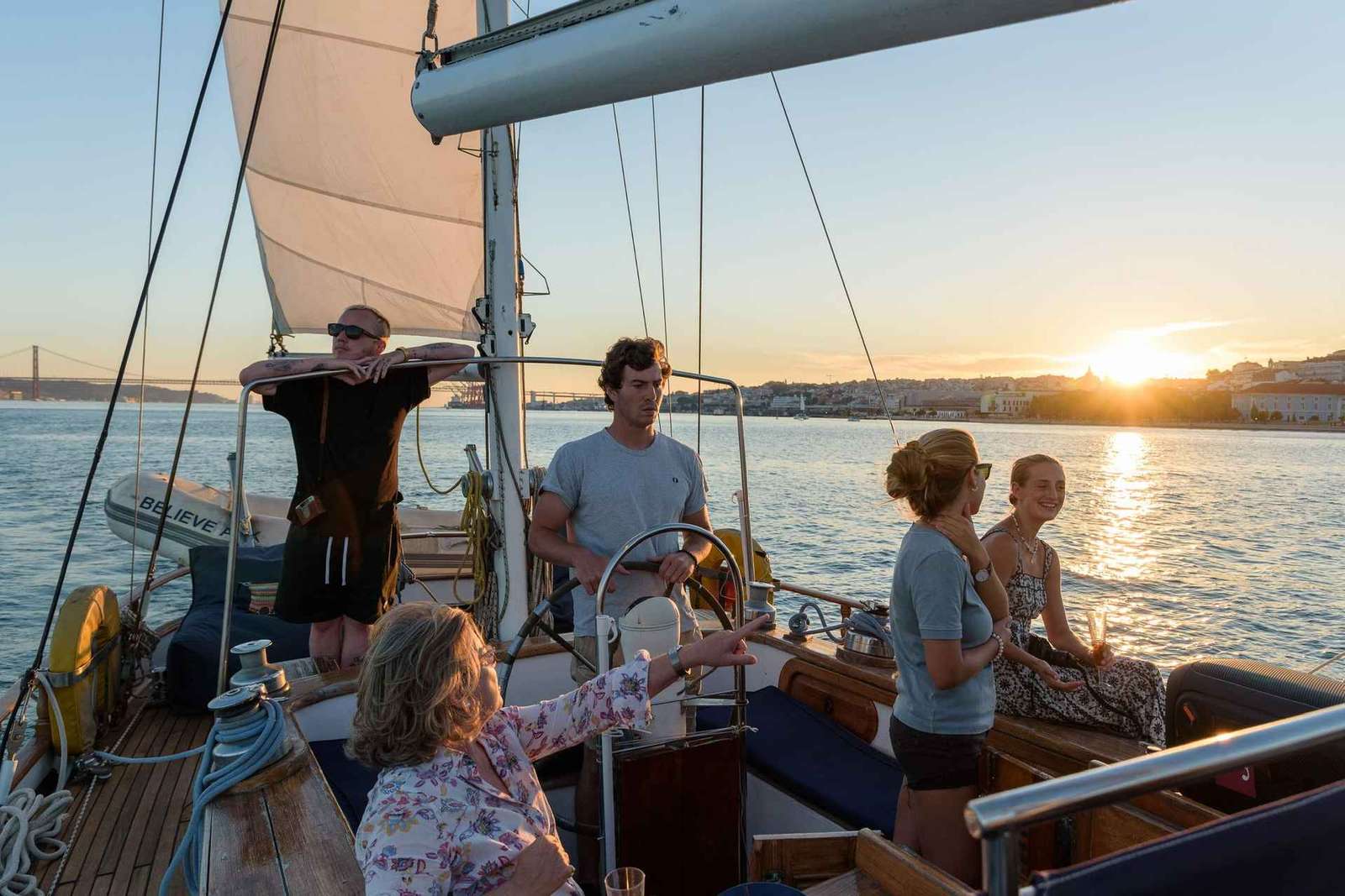 Lisbona: tour in barca a vela classica al tramonto con vino e tapas