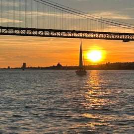 Lisbona: navigazione al tramonto con vino portoghese e snack (gruppo piccolo)