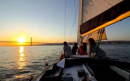 Vai in barca a vela - Tour di Lisbona in barca a vela con vino e spuntini