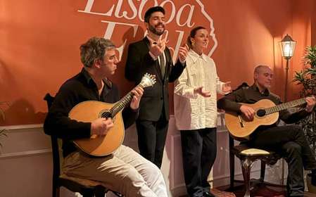 Lisbona: spettacolo serale intimo di musica fado dal vivo con vino Porto