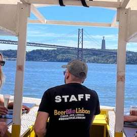 Lisbona: tour panoramico in bicicletta di un'ora con birra o sangria