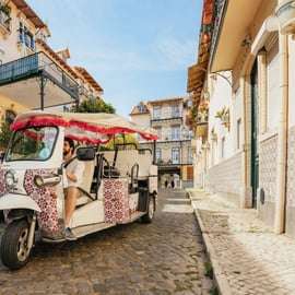 Lisbona: Tour gastronomico di 4 ore in tuk tuk con degustazione di vini
