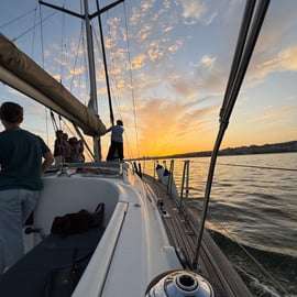Lisbona: tour in barca a vela al tramonto, vino e storia (max 10)