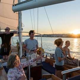 Lisbona: tour in barca a vela classica al tramonto con vino e tapas