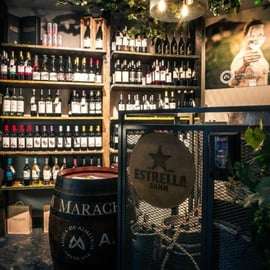 Lisbona: Tour gastronomico di 4 ore in tuk tuk con degustazione di vini