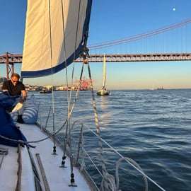 Lisbona: navigazione al tramonto con vino portoghese e snack (gruppo piccolo)