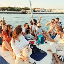 Lisbona: giro in barca a vela al tramonto in piccolo gruppo con vino e stuzzichini