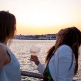 Lisbona: Tour al tramonto sul fiume Tago con spuntini e bevande