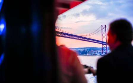 Lisbona: Crociera notturna con DJ e Open Bar