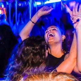 Lisbona: Crociera notturna con DJ e Open Bar