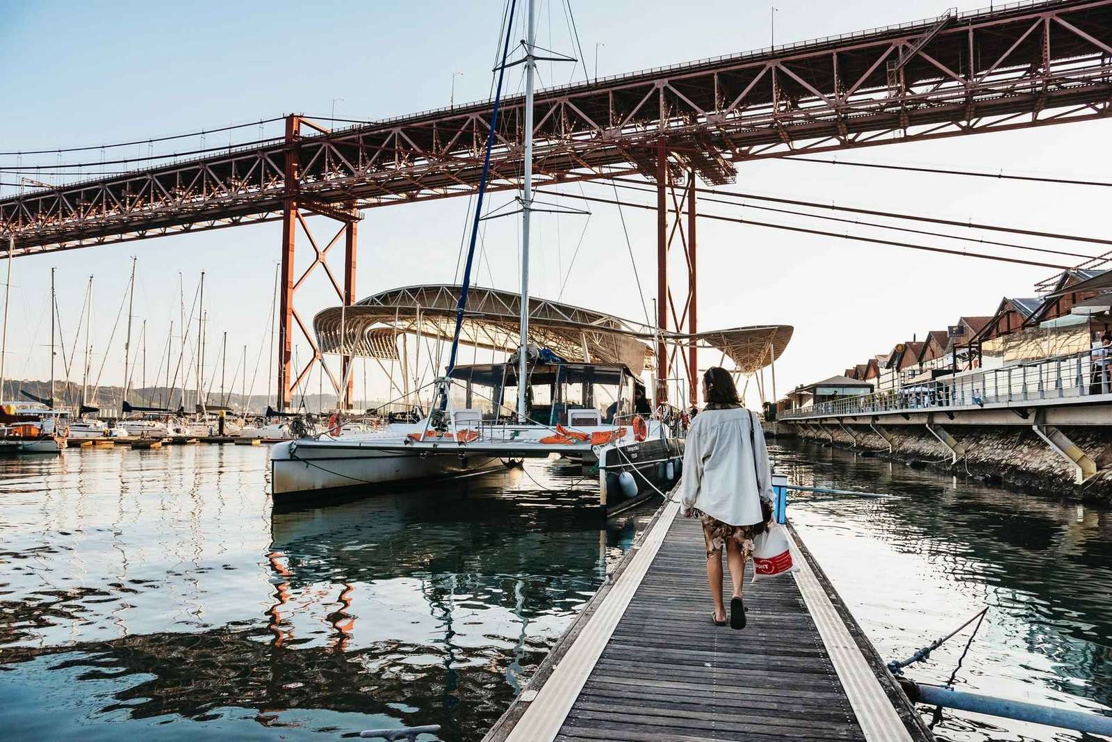Lisbona: Tour in catamarano al tramonto con musica e bevande