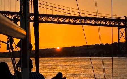 Tramonto a bordo di una barca a vela a Lisbona!