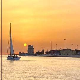 Lisbona: Crociera privata al tramonto sul fiume Tago su una barca di lusso