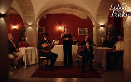 Lisbona: spettacolo serale intimo di musica fado dal vivo con vino Porto