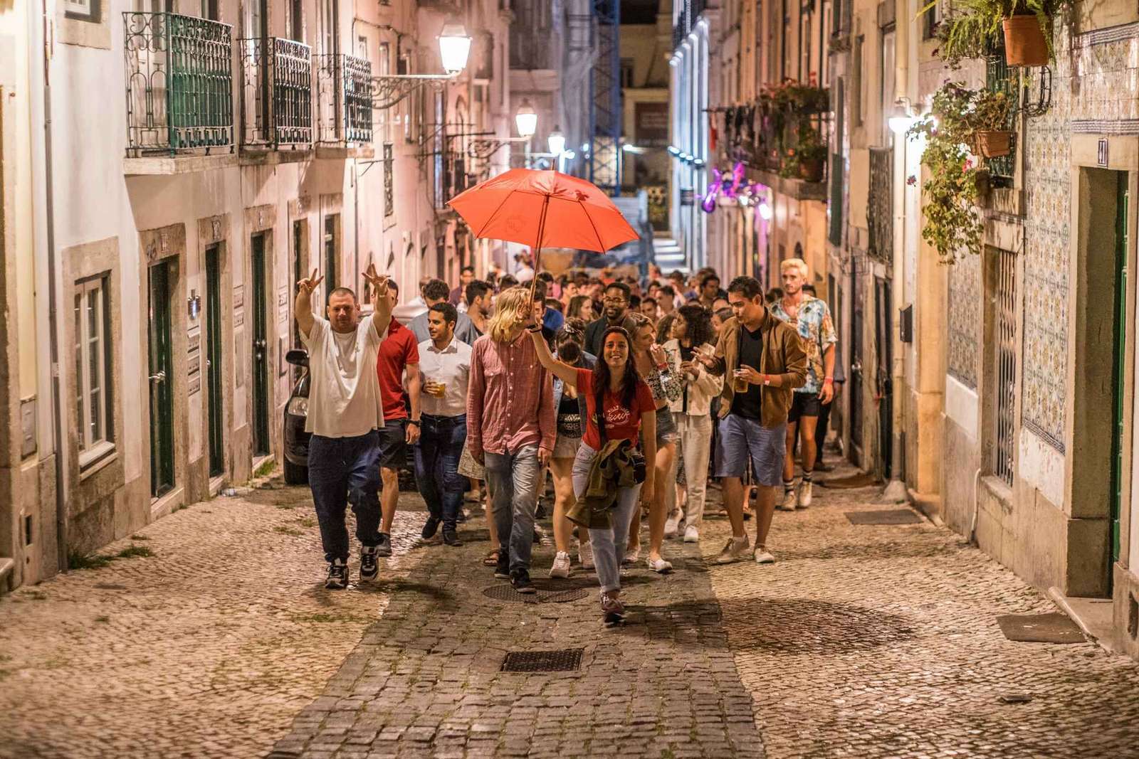 Lisbona: Pub Crawl con Open Bar e ingresso al Club VIP