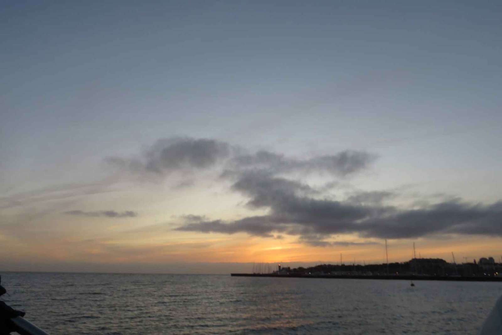 Cascais: Gita in barca al tramonto con drink di benvenuto