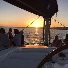Lisbona: Crociera in catamarano al tramonto con drink di benvenuto