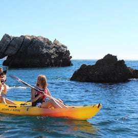 Sesimbra: spiaggia di Ribeiro Cavalo, grotte e tour in kayak di Arrábida