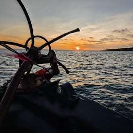 Cascais: crociera al tramonto a Lisbona con open bar