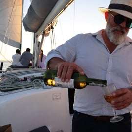 Lisbona: tour in barca a vela al tramonto, vino e storia (max 10)