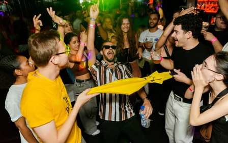 Lisbona: Pub Crawl con Open Bar, shot e ingresso al club VIP