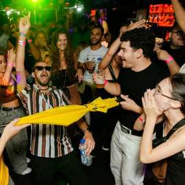 Lisbona: Pub Crawl con Open Bar, shot e ingresso al club VIP