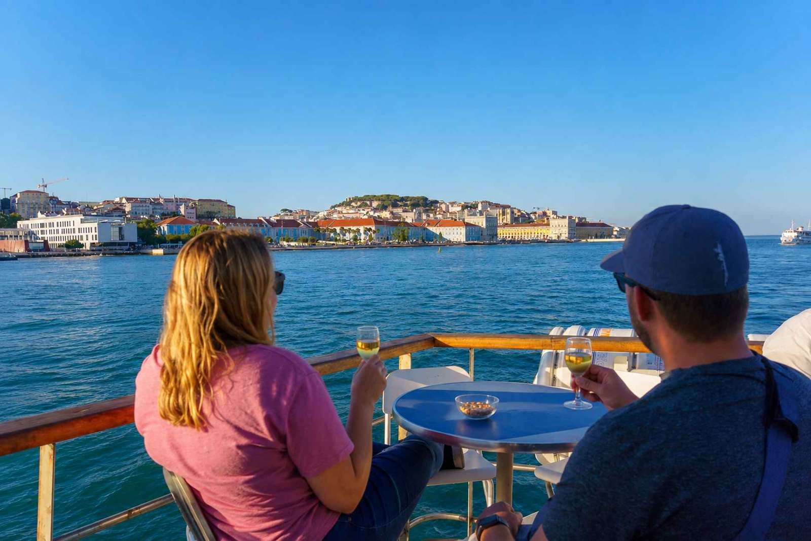 Lisbona: Tour in barca sul fiume Tago con una bevanda inclusa