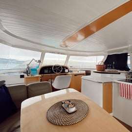 Lisbona: Tour privato in catamarano di lusso con drink di benvenuto