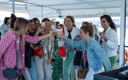 Lisbona: Tour in barca al tramonto con musica e bevande