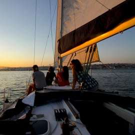 Vai in barca a vela - Tour di Lisbona in barca a vela con vino e spuntini